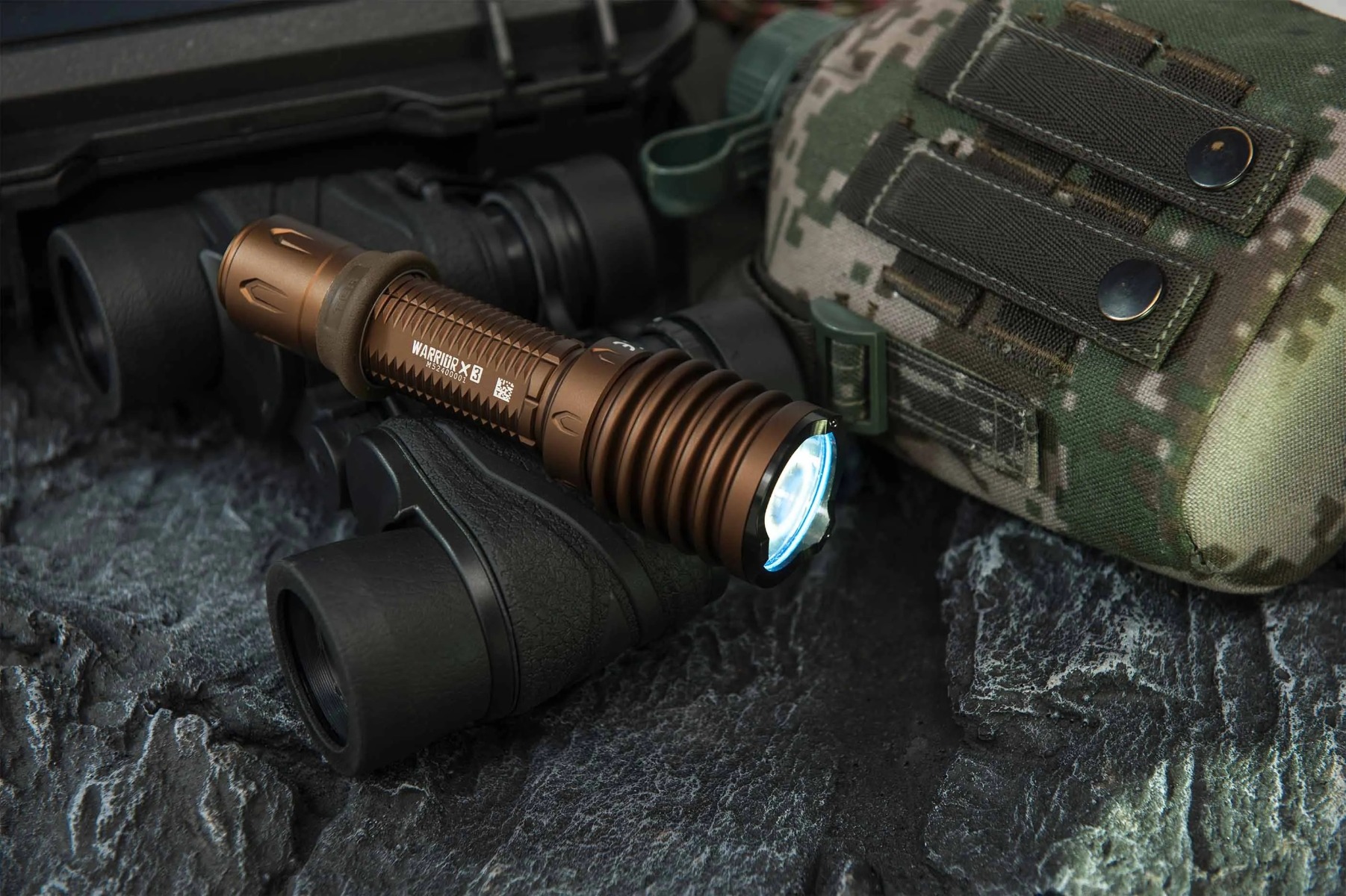 Superior tactical thrower with glass breaker below